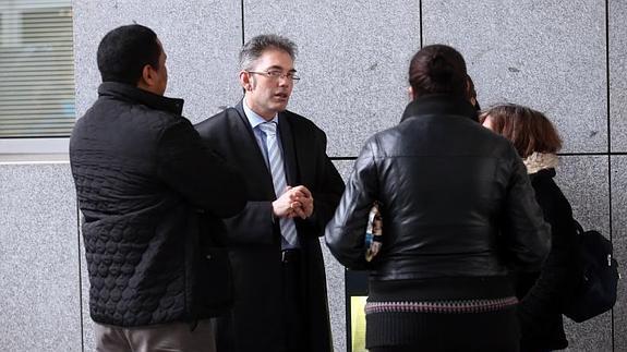 El abogado Ramón Triguero, ayer en la entrada de la Audiencia Provincial.