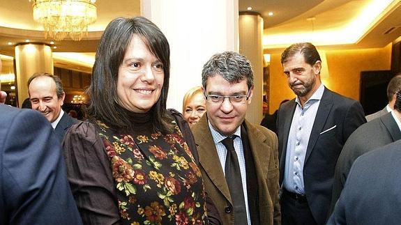 Susana López Ares y Álvaro Nadal preceden a Mercedes Fernández y Pedro Luis Fernández. 