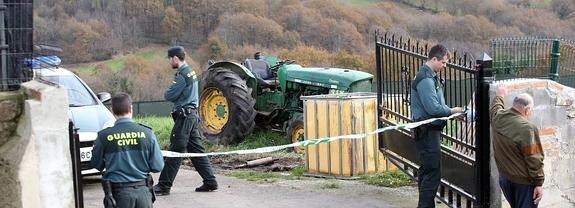 Los agentes de la Guardia Civil acordonaron la zona donde volcó el tractor. 