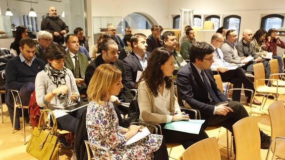 Técnicos asistentes ayer a la jornada sobre seguridad organizada en El Musel. 