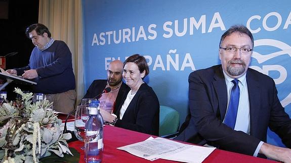 El concejal Jesús Martínez, la alcaldesa Carmen Moriyón y el número dos de candidatura de PP-Foro, Isidro Martínez Oblanca. 