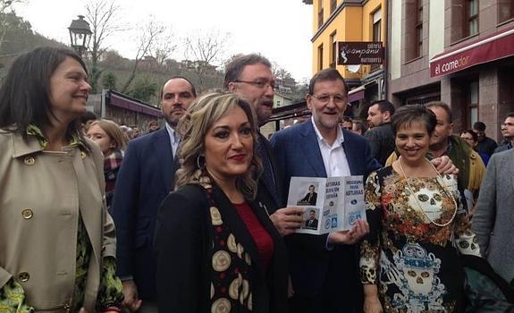 Teresa Domínguez, Isidro Martínez Oblanca y Rosa Domínguez de Posada, candidatos por Foro en la coalición PP-Foro, se fotografiaron ayer con Mariano Rajoy, con el programa conjunto para Asturias. A la izquierda, Susana López Ares, cabeza de lista al congreso. 