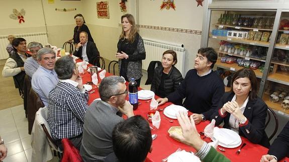 Responsables del albergue y políticos, en la cena con los 'sin techo', aplauden a Begoña González. 