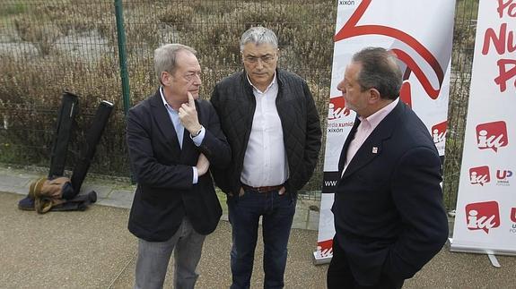 Manuel González Orviz, flanqueado por Aurelio Martín y Faustino Sabio, ayer en Gijón. 