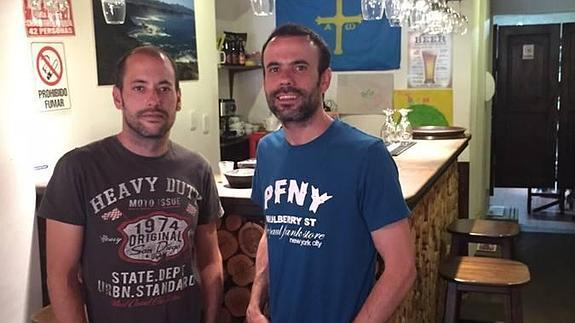 Diego y Miguel, en El Tapeo, con la bandera asturiana al fondo.