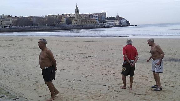 Un grupo de bañistas pasean esta semana por la playa de San Lorenzo.