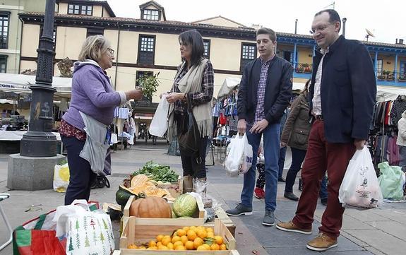 Susana López Ares, junto a su marido y su sobrino, en el mercado de El Fontán. 