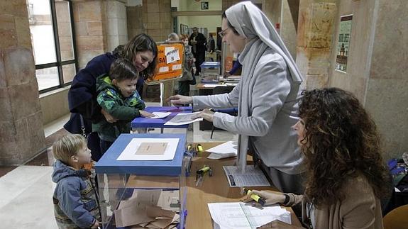 Un niño que vota y una monja en la presidencia, una de las imágenes de la jornada electoral.