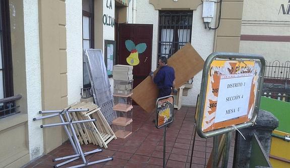 Preparativos para la jornada electoral en un colegio de Villaviciosa.