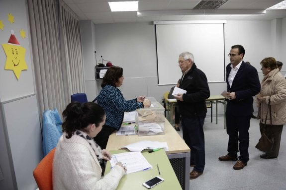 El alcalde de Ribadedeva, Jesús Bordás, espera en segundo lugar para ejercer su derecho al voto en Colombres. 