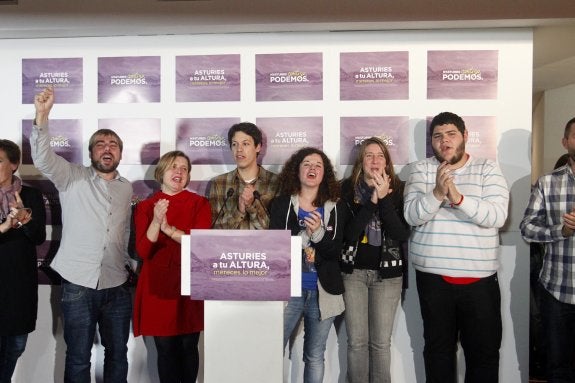 Daniel Ripa, Ana Taboada, Segundo González, Sofía Castañón y Lisístrata Suárez, celebran los resultados la noche del domingo. 