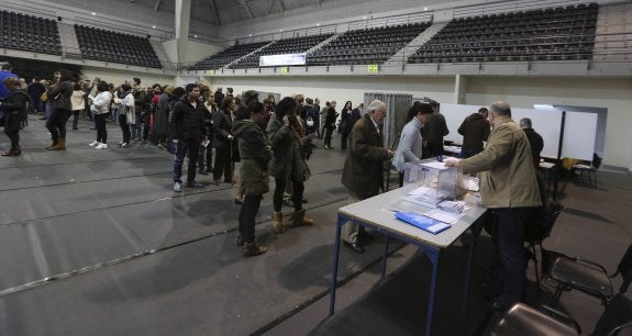 El Complejo Deportivo Avilés es uno de los colegios electorales más grandes. La coalición PP-Foro se impuso en todas las mesas, salvo en una, en la que ganó Podemos. 