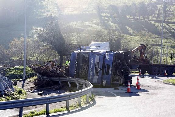 Vuelca un camión en la salida de la A-8 en La Franca