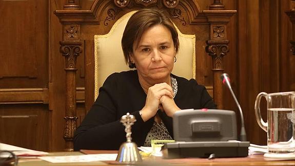 Carmen Moriyón, ayer por la tarde, presidiendo el Pleno extraordinario en que la oposición tumbó sus presupuestos para 2016. 