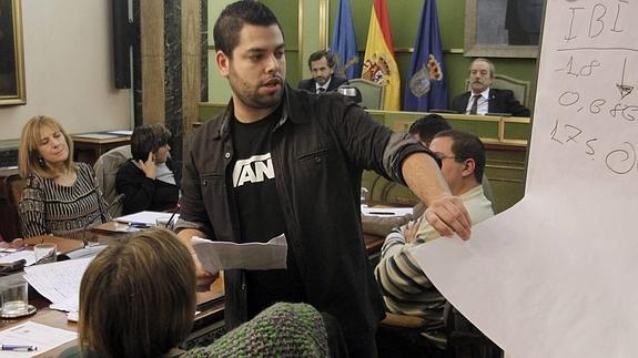 El edil de Economía Rubén Rosón llevó una pizarra para explicar las ordenanzas fiscales. 