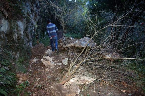 Piedras de grandes dimensiones cayeron sobre la senda como consecuencia del argayo.