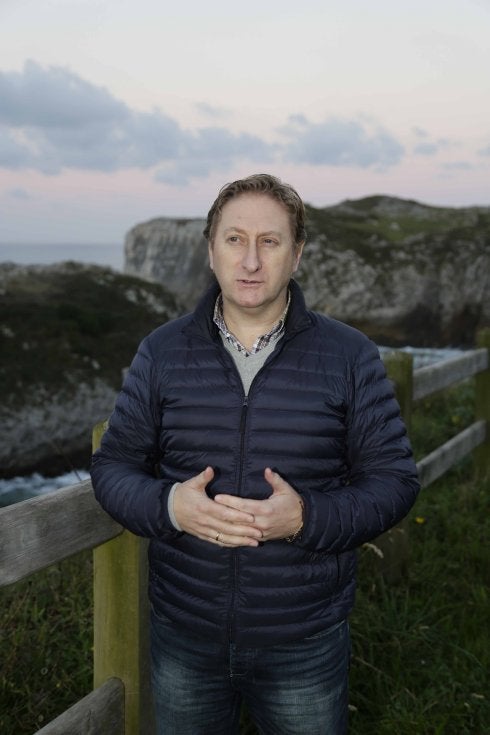 José Manuel Herrero Mijares, en la playa de Cue. 