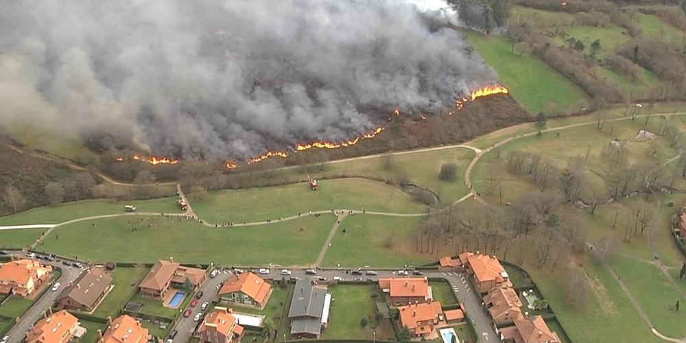 Imagen aérea del fuego que asedia la urbanización de La Fresneda, en Siero.