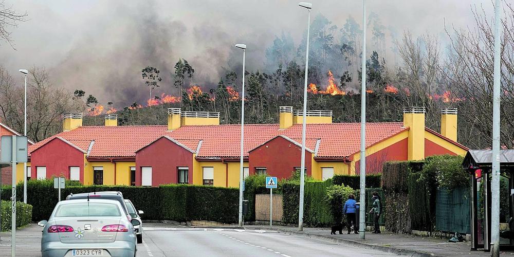 Soto de Ribera. Un bombero trabaja en la extinción de un incendio que todo apunta fue provocado. Un vecino asegura haber visto a su autor de madrugada. 