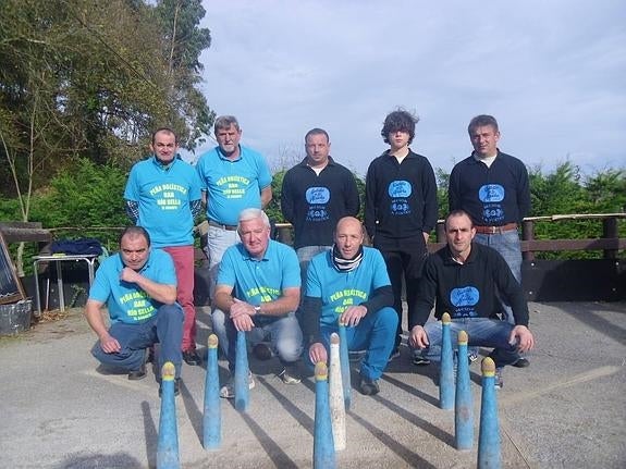 Jugadores de las peñas de L'Alisal y Bar Río Sella. 