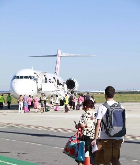 Pasajeros a punto de coger un vuelo en el aeropueto de Asturias.