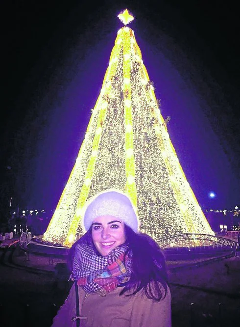 Mariana Pendás, con el árbol de la Casa Blanca al fondo.