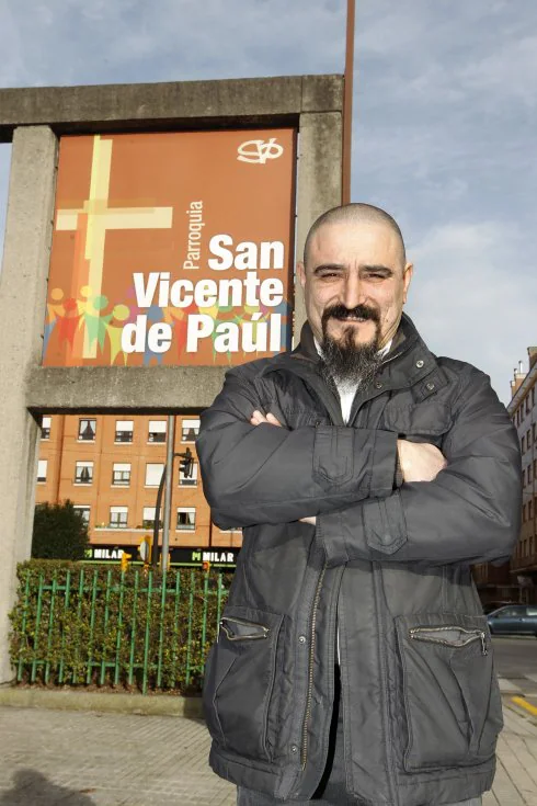Alberto José González, frente a la iglesia de San Vicente de Paúl, en El Llano. 