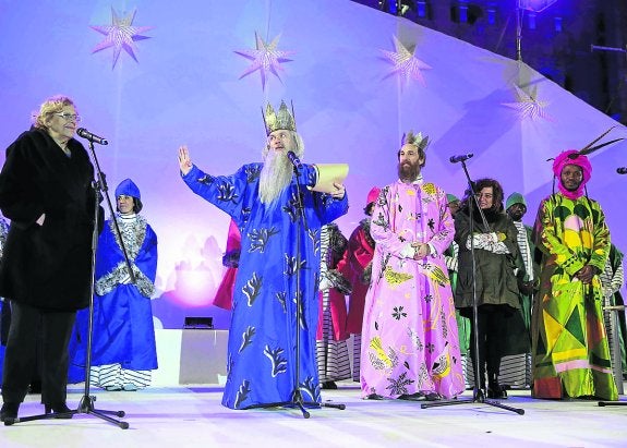 Los Reyes Magos de la Cabalgata de Madrid, con sus coloridos trajes, con la alcaldesa. 