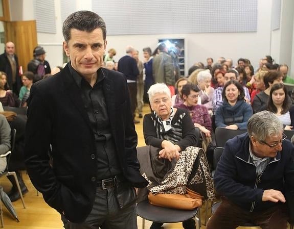 Pedro Olalla, antes de su intervención en el Antiguo Instituto de Gijón. 