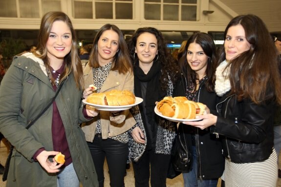 Cinco chicas celebran Les Comadres en La Pola. 