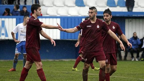 Luismi, Cristian y Jorge Rodríguez celebran el gol del jugador gallego.