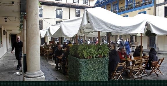 Los soportales de El Fontán, libres al acceso de peatones. 