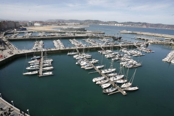 Vista parcial de las instalaciones del Puerto Deportivo de Gijón, en el Muelle, el más antiguo de los dos con los que cuenta la ciudad. 