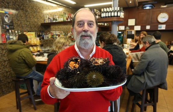 Armando Rodríguez muestra una fuente de oricios, el pasado domingo, en el restaurante El Globo. 