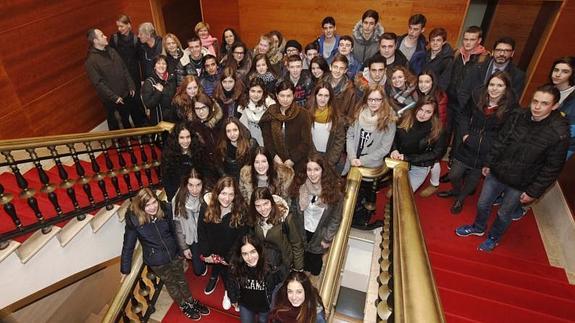 Los jóvenes belgas, franceses e italianos posan con los del Codema en el Ayuntamiento. 