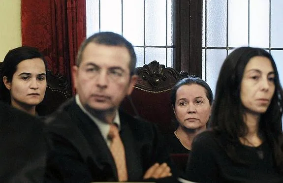 Triana Martínez (primera por la izquierda) y Montserrat González (tercera), y Raquel Gago (cuarta), en la primera jornada del juicio por la muerte de Isabel Carrasco. 