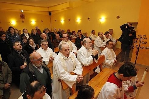 El arzobispo, Jesús Sanz Montes, reza arrodillado en el altar de la nueva capilla. 