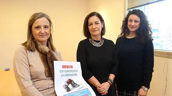 Maite Méndez, Pilar Martínez Ceyanes y Lucía Iglesias, ayer en el Día Europeo de la Mediación. 