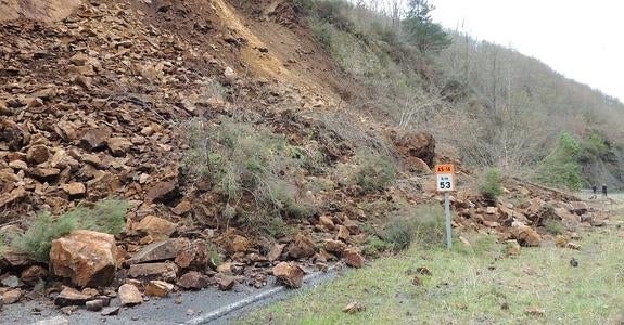 El desprendimiento se produjo a la altura del kilómetro 53, a escasos metros del límite entre Allande y Cangas del Narcea. 