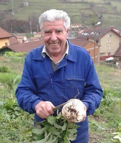 Fernández muestra uno de los nabos que cultiva.