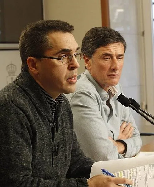 El asesor económico de Podemos, Pedro Alameda, y el diputado Enrique López, ayer, en la Junta. 