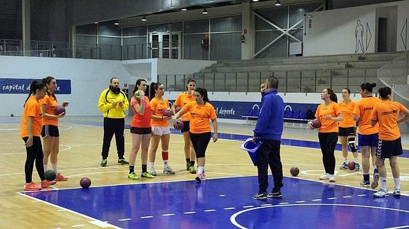 Alfredo Rodríguez da instrucciones a sus jugadoras en una de las sesiones preparatorias de la semana en el Florida Arena. 