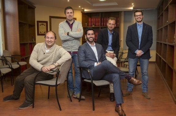 De izquierda a derecha, FidelDelgado, David Gómez, Rubén González, David González y Norman Suárez posan en la Hemeroteca de EL COMERCIO trasacabar la mesa redonda.