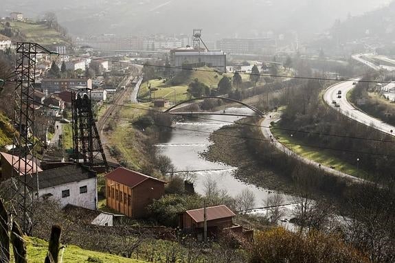 En el círculo, la geóloga Olga García Moreno. Sobre estas líneas, el Nalón, a su paso por El Entrego. 
