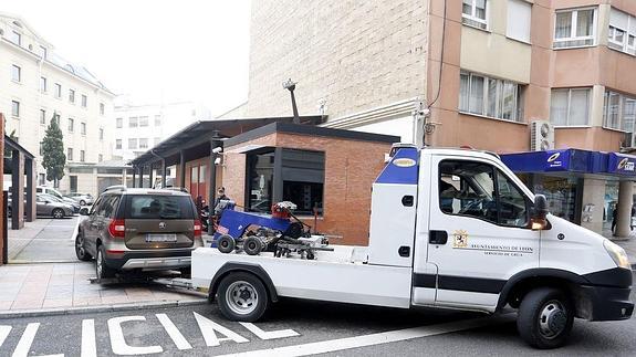 El coche del abogado, llegando a dependencias policiales.