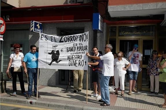 Una parte de los afectados por el 'caso Banco Pastor' de Cangas de Onís se manifestaron ante la sede del Popular durante la primavera y el verano de 2013. 