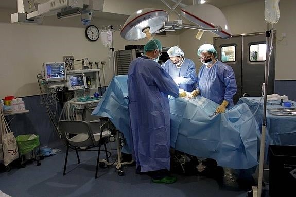 Operación quirúrgica en el Hospital San Agustín, de Avilés. 