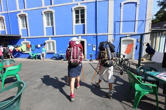 Dos peregrinos se dirigen a un albergue asturiano. 