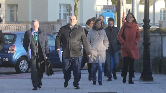 Caunedo, entrando en los juzgados de Lugo, acompañado por miembros del PP