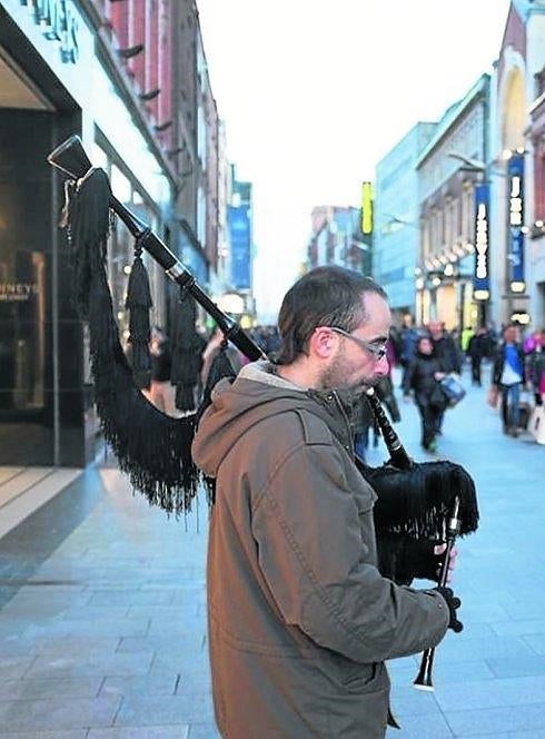 Xermán Gutiérrez, en una calle de Dublín con su gaita.